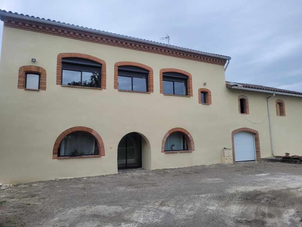 Façade de corps de ferme rénovée par LMA Rénovation Bâtiments, maçon intervenant à Montauban