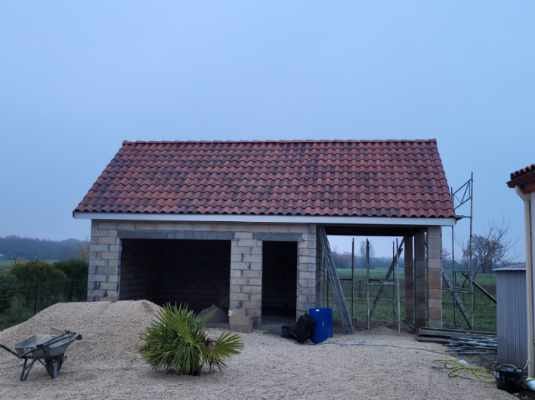 Garage neuf construit par LMA Rénovation Bâtiments, toiture en tuiles